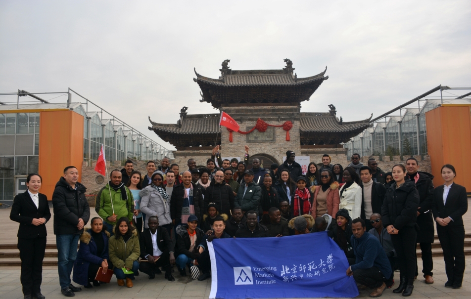 “一带一路”发展中国家官员培训学员合影留念(1).png